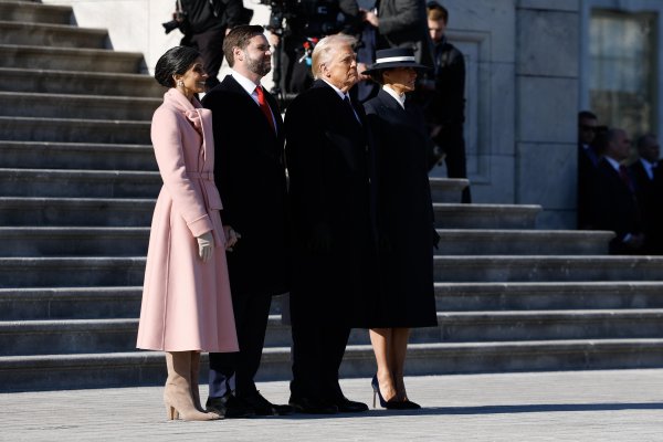 Доналд Тръмп и първата дама Мелания Тръмп, Джей Ди Ванс и втората дама Уша Ванс участват в церемония по отпътуването на семейство Байдън от Капитолия след встъпването в длъжност на новия президент. Снимка: EPA/БГНЕС